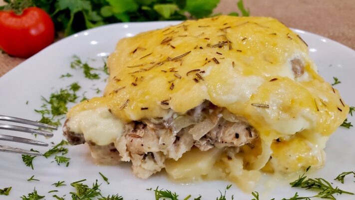 Картофельная запеканка с курицей и грибами на сковороде